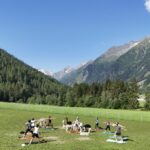 Yoga auf der Alpakaweide